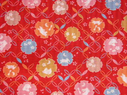 Lapins et fleurs sur motif géométrique shippo et rouge