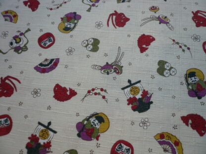 Tissu japonais avec motifs petits personnages daruma, poissons , fond écru, trame irrégulière- 20 cm