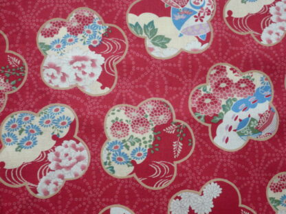 Tissu japonais motifs grandes fleurs sakura sur fond géométrique rouge- dernier coupon 70 cm