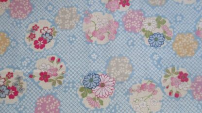 Tissu japonais motifs fleuris sur fond bleu ciel - 20 cm